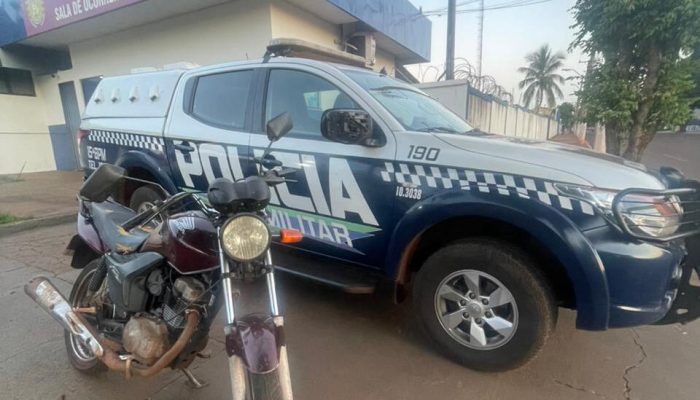 A motocicleta, que também estava com o licenciamento em atraso, foi removida ao pátio do órgão competente. Foto: 15º BPM-MS