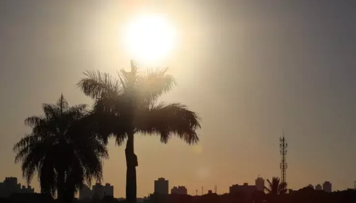 Sol brilha forte nas primeiras horas desta manhã de domingo, em Campo Grande (Foto: Osmar Veiga)