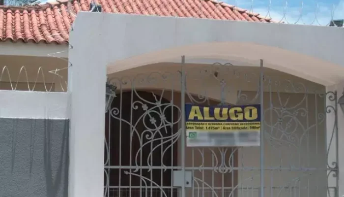 Casa de alto padrão na região central de Campo Grande mostra placa de aluga-se (Foto: Arquivo/Campo Grande News)