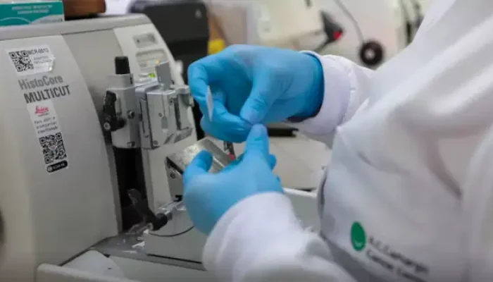 Profissional de saúde manuseia equipamento (Foto: Paulo Pinto/Agência Brasil)