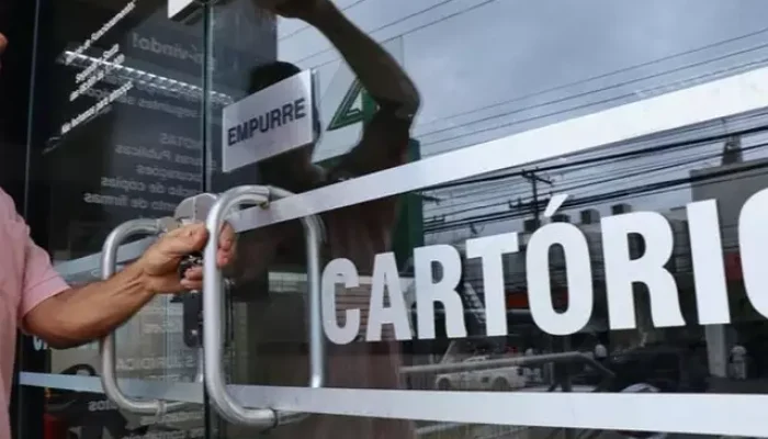 Funcionário abrindo cartório no Centro de Campo Grande (Foto: Arquivo/Campo Grande News)