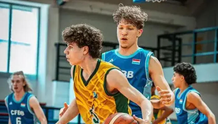 Seleção brasileira em quadra na partida contra o Luxemburgo durante o Mundial Escolar de Basquete Sub-18 (Foto: Divulgação / CBDE)