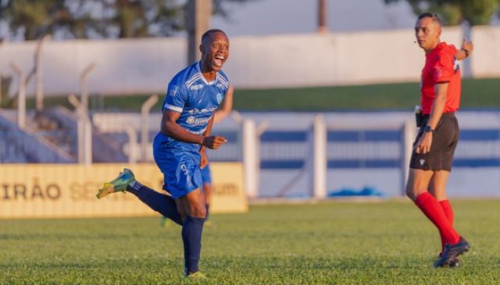 Vitão, nos primeiros minutos de jogo, marcou o gol da vitória do Azulão do Vale (Foto: Ribero Jr)