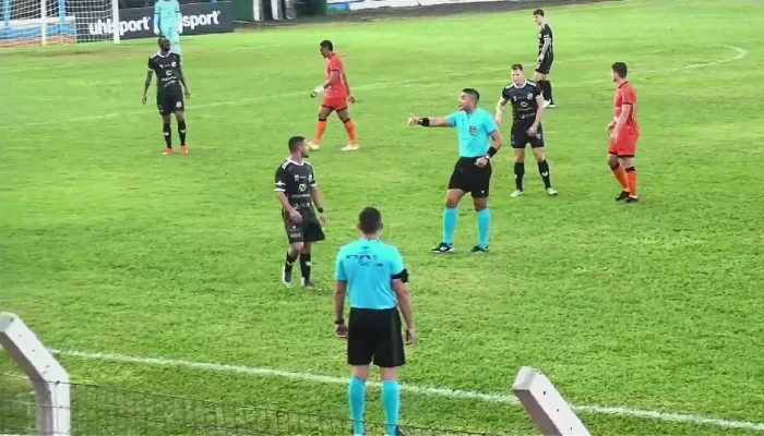 Primeiro tempo teve muita chuva no Estádio Jacques da Luz (Foto: Reprodução, YT)