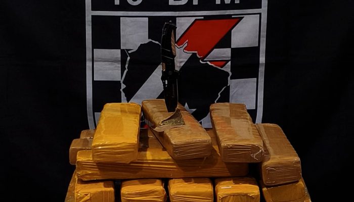 Durante a vistoria no bagageiro do veículo, a equipe percebeu um forte odor característico de maconha vindo de uma das malas transportadas. Foto: Divulgação-15º BPM-MS