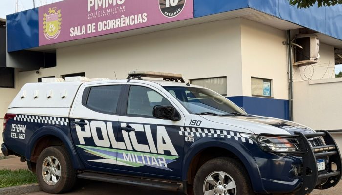 O autor foi conduzido no compartimento de presos da viatura e entregue na Delegacia de Polícia Civil. Foto: Divulgação/15º BPM-MS