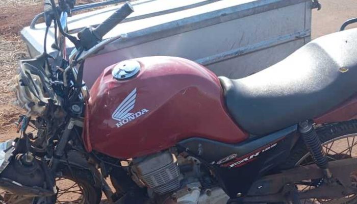 Com o impacto da colisão, o condutor da motocicleta sofreu lesões aparentes, sendo necessário o acionamento do Corpo de Bombeiros Militar. Foto: Divulgação 15º BPM-Ms