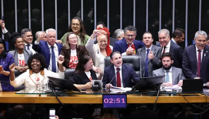 A PEC 6x1 vai, agora, para o Senado. Ontem já começaram as negociações. © Bruno Spada/Agência Câmara