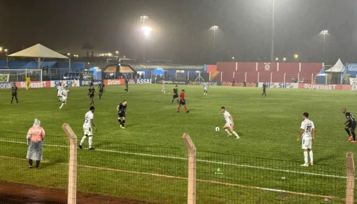Chuva surpreendeu e caiu durante a partida. (Foto: Isabelly Melo)