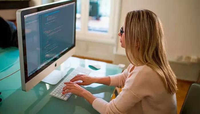 A atividade de Informação e comunicação (1,1%) avançou em fevereiro, com destaque para Serviços de TI - Foto: PxHere