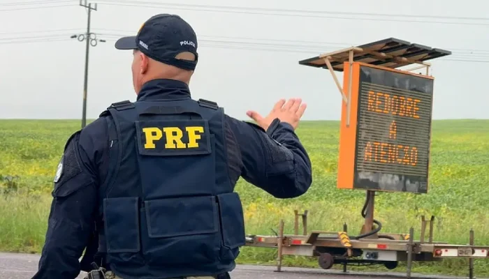 Agente da PRF durante fiscalização em rodovia federal. (Foto: Divulgação/PRF)