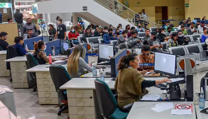 Eleitores durante atendimento no Cartório Eleitoral (Foto: Divulgação/TRE-MS)